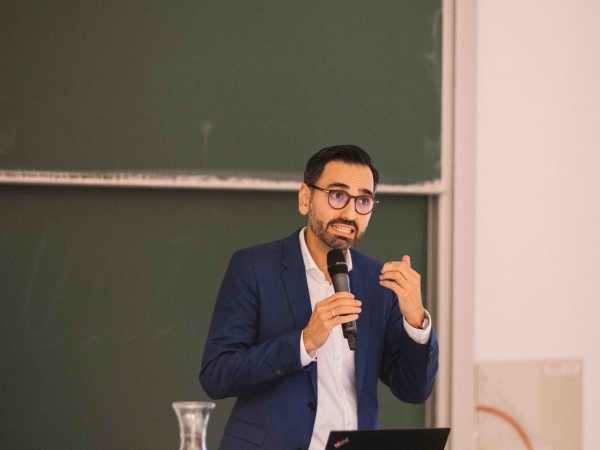 Karim Fereidooni hält einen Vortrag