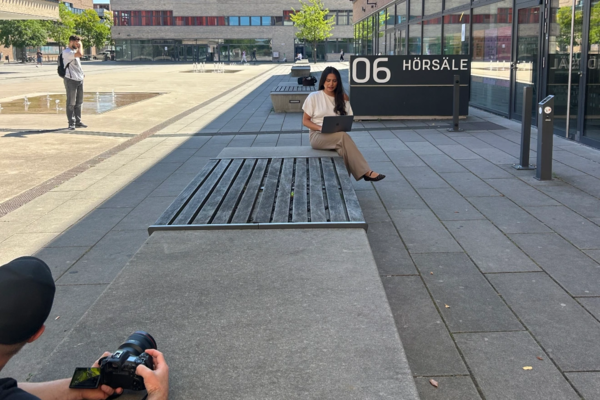 HRW-Studentin Sude Yildirir sitzt mit einem Laptop auf dem Campus der Hochschule Ruhr West in M&uuml;lheim an der Ruhr.