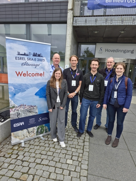 Eine Gruppe Teilnehmer:innen vor dem Eingang der ESREL-Konferenz in Norwegen,